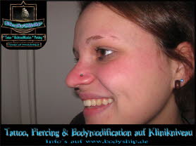 Nase Nose Nostril blauer Glitzerstein Piercing Bodymod by Bodyship Halle - Sachsen Anhalt - www