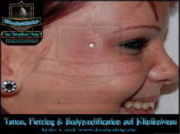 Skin Gesicht Face weiblich Dermal Anchor Microdermal Glitzer Piercing Bodymod by Bodyship Halle - Sachsen Anhalt - www