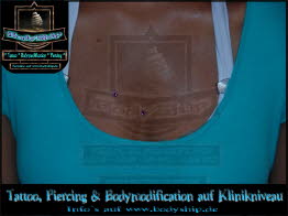 Dekolette Brust Busen weiblich Dermal Anchor Microdermal lila farbig Glitzer Piercing Bodymod by Bodyship Halle - Sachsen Anhalt - www