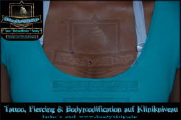 Microdermal zwischen den Brüsten by BodyShip Halle