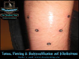 Vendetta V Formation Schrauben Aufsatz Dermal Anchor Microdermal Glitzer Piercing Bodymod by Bodyship Halle - Sachsen Anhalt - www